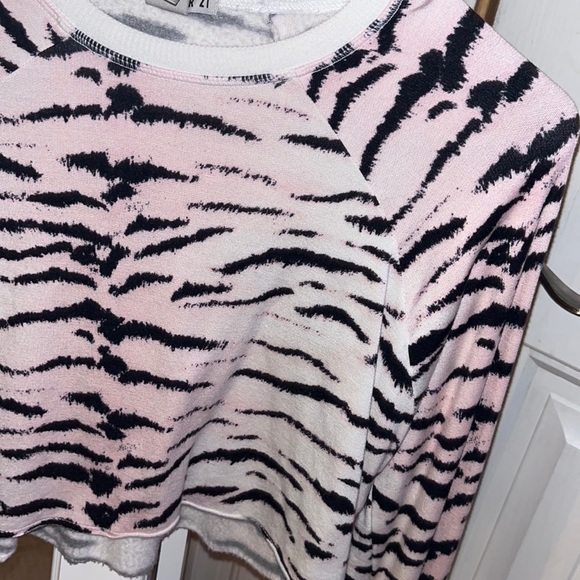 Forever 21 long sleeve zebra crop top - Picture 3 of 3